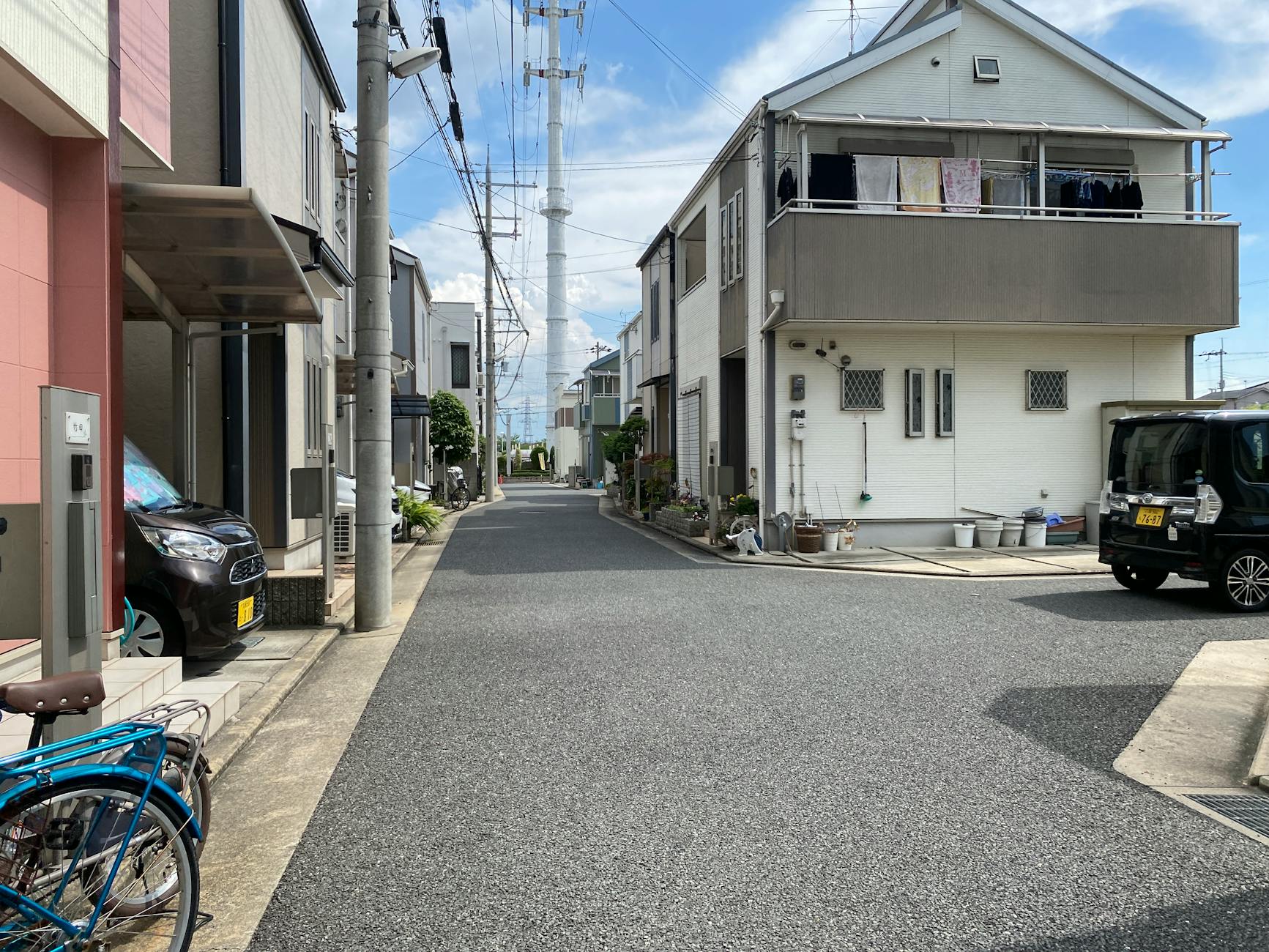 Nowoczesne domy przy spokojnej ulicy w słoneczny dzień