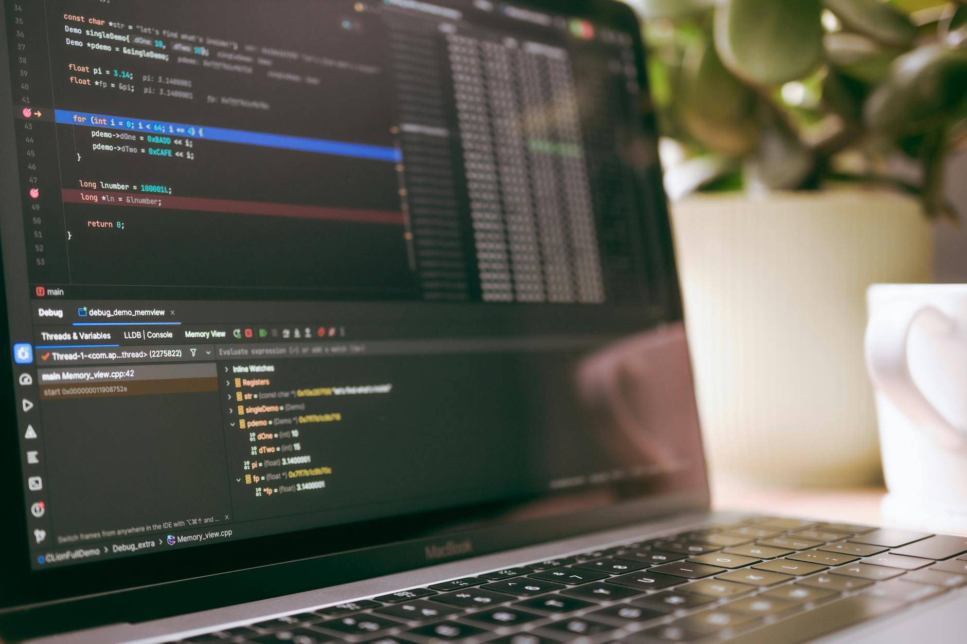 Ekran laptopa z kodem programu i narzędziami do debugowania