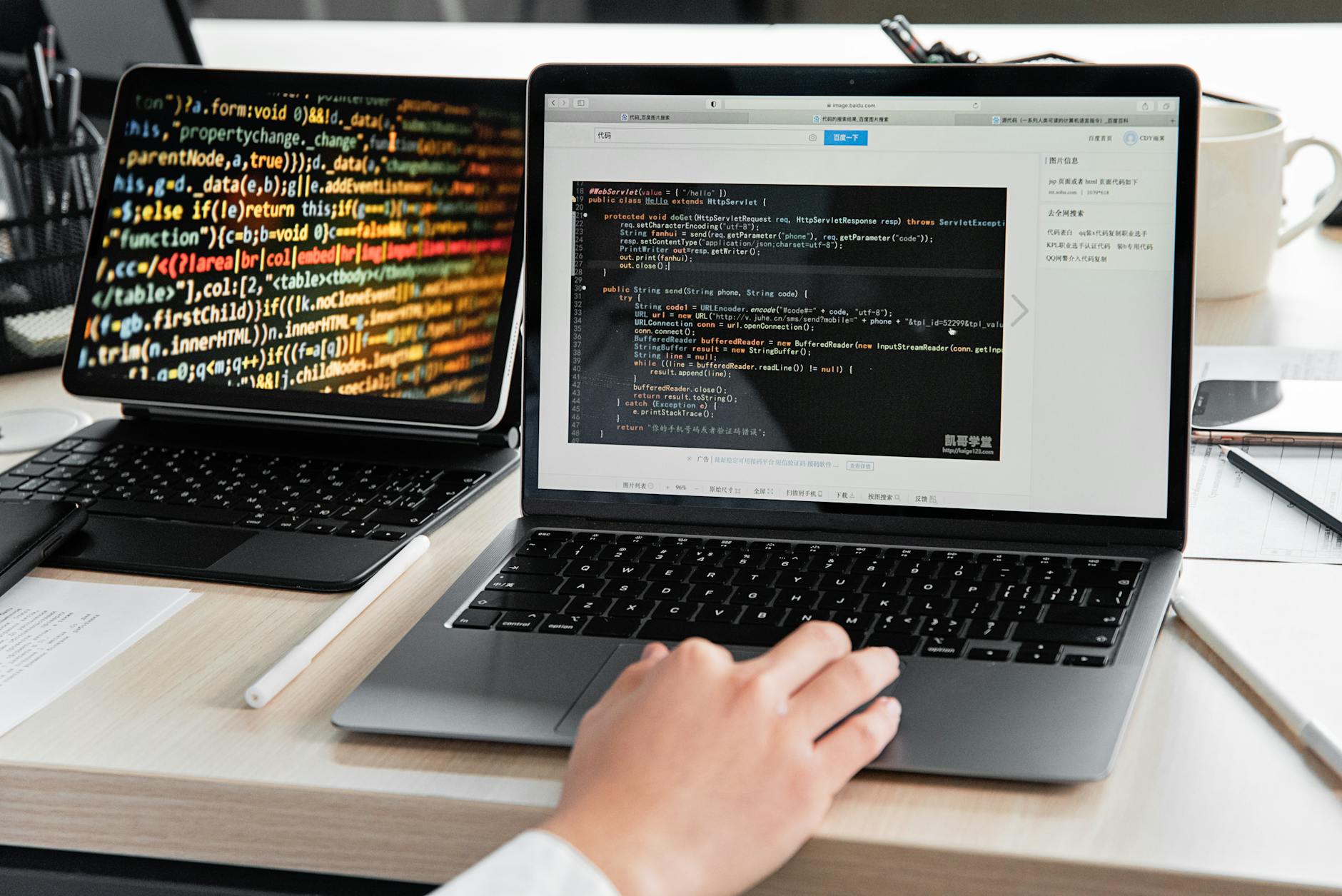 Jak zacząć programować w 2026 roku: przewodnik po językach, narzędziach i ścieżkach kariery dla początkujących Programista pisze kod na laptopie w biurze