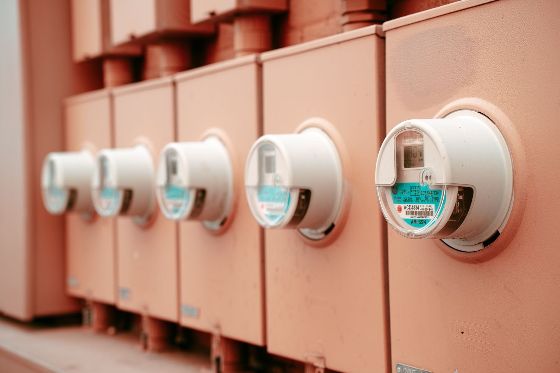 Zbliżenie na rząd przemysłowych liczników energii elektrycznej