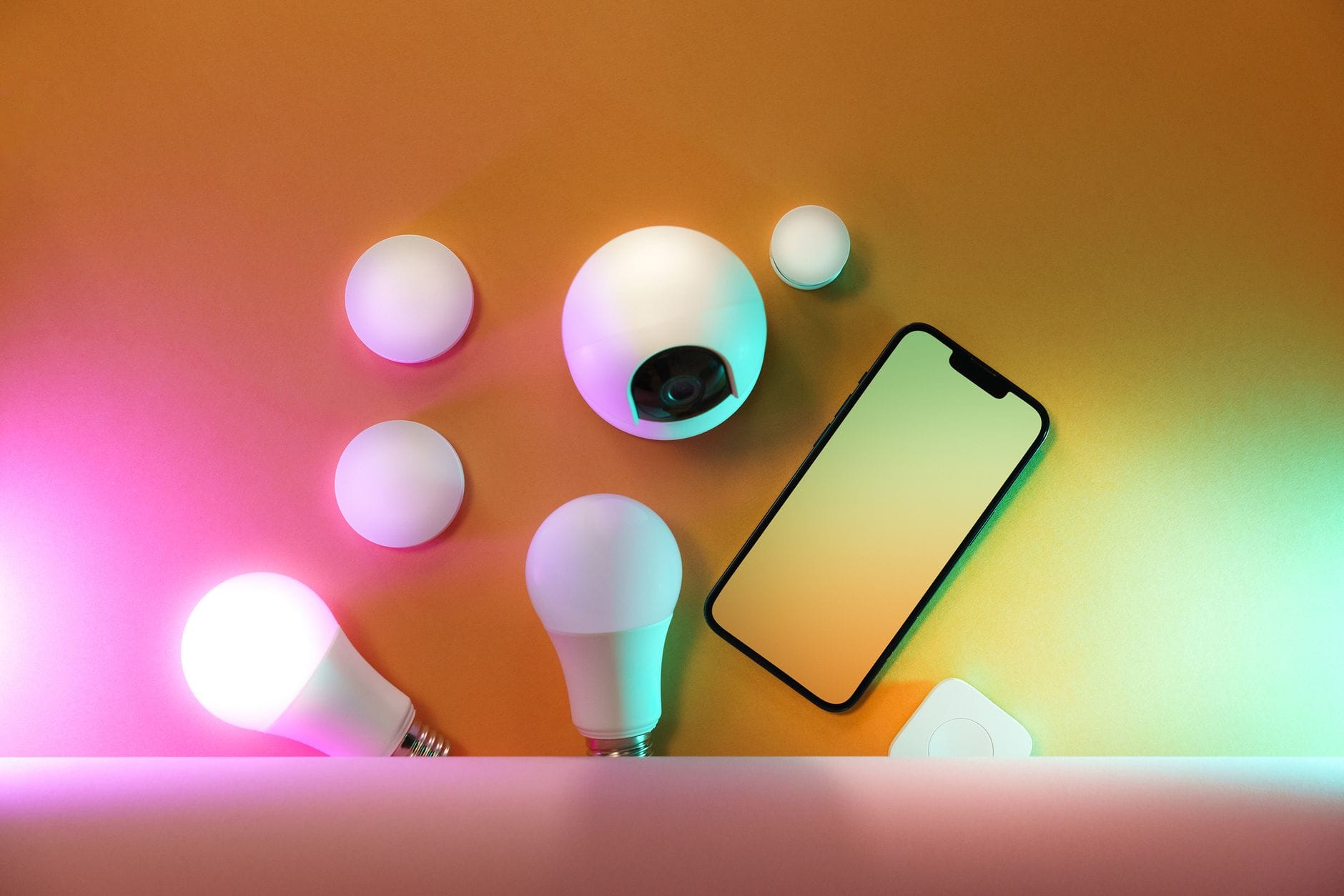 Zestaw inteligentnych żarówek i smartfon do sterowania oświetleniem Zestaw inteligentnych żarówek i smartfon do sterowania oświetleniem