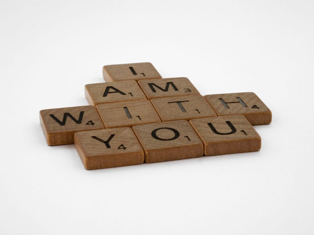 Kafelki Scrabble układające napis I Am With You na biał