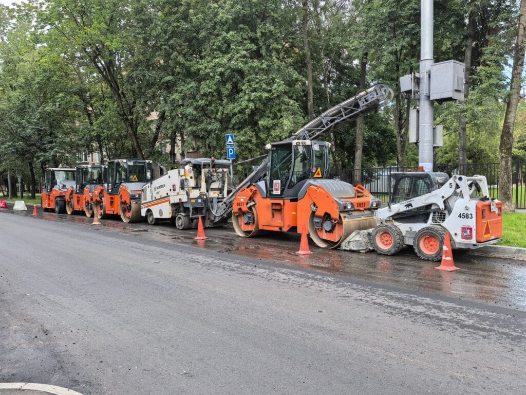 Maszyny budowlane ustawione przy miejskiej drodze